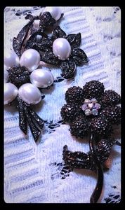Black Rhinestone & Pearl Floral Brooches Set